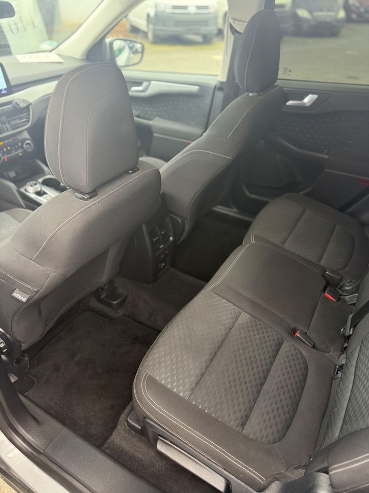 Mobil sedan Ford Kuga Trend: gambar 9