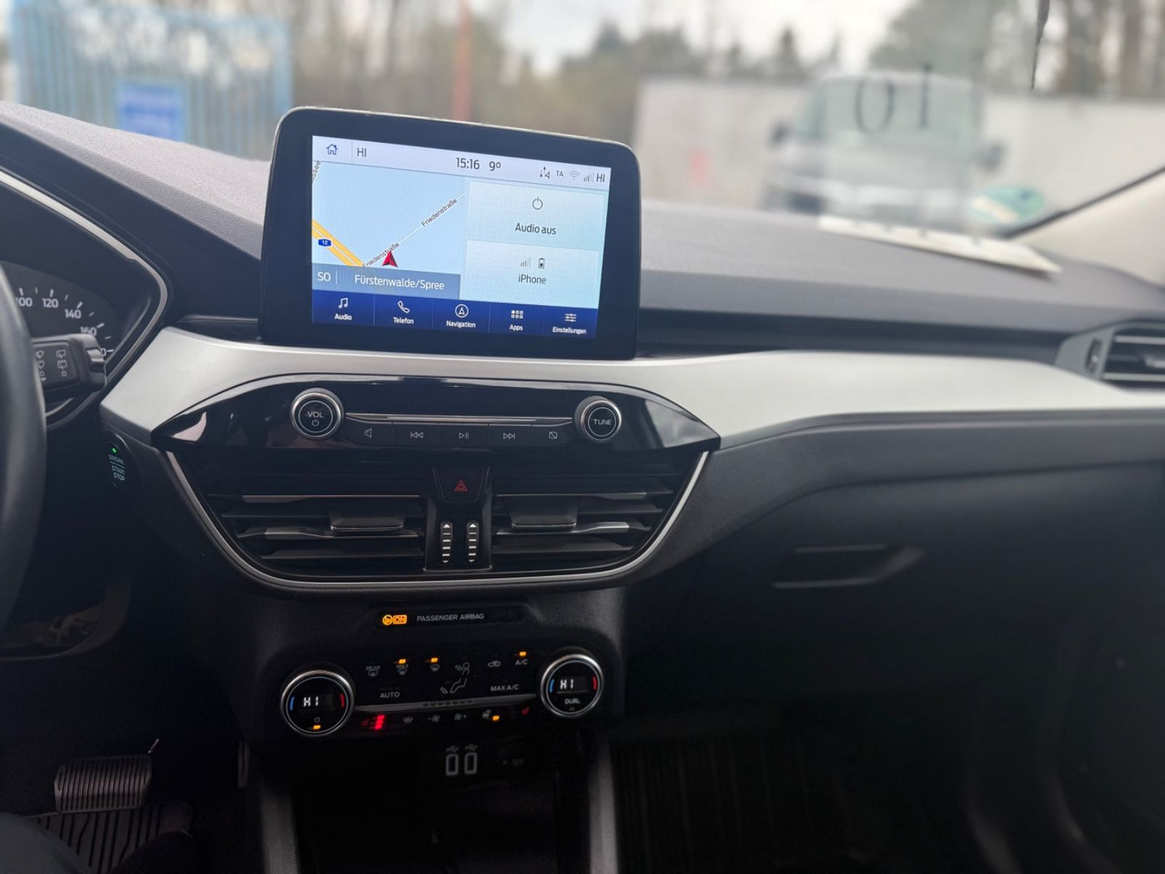 Mobil sedan Ford Kuga Trend: gambar 12