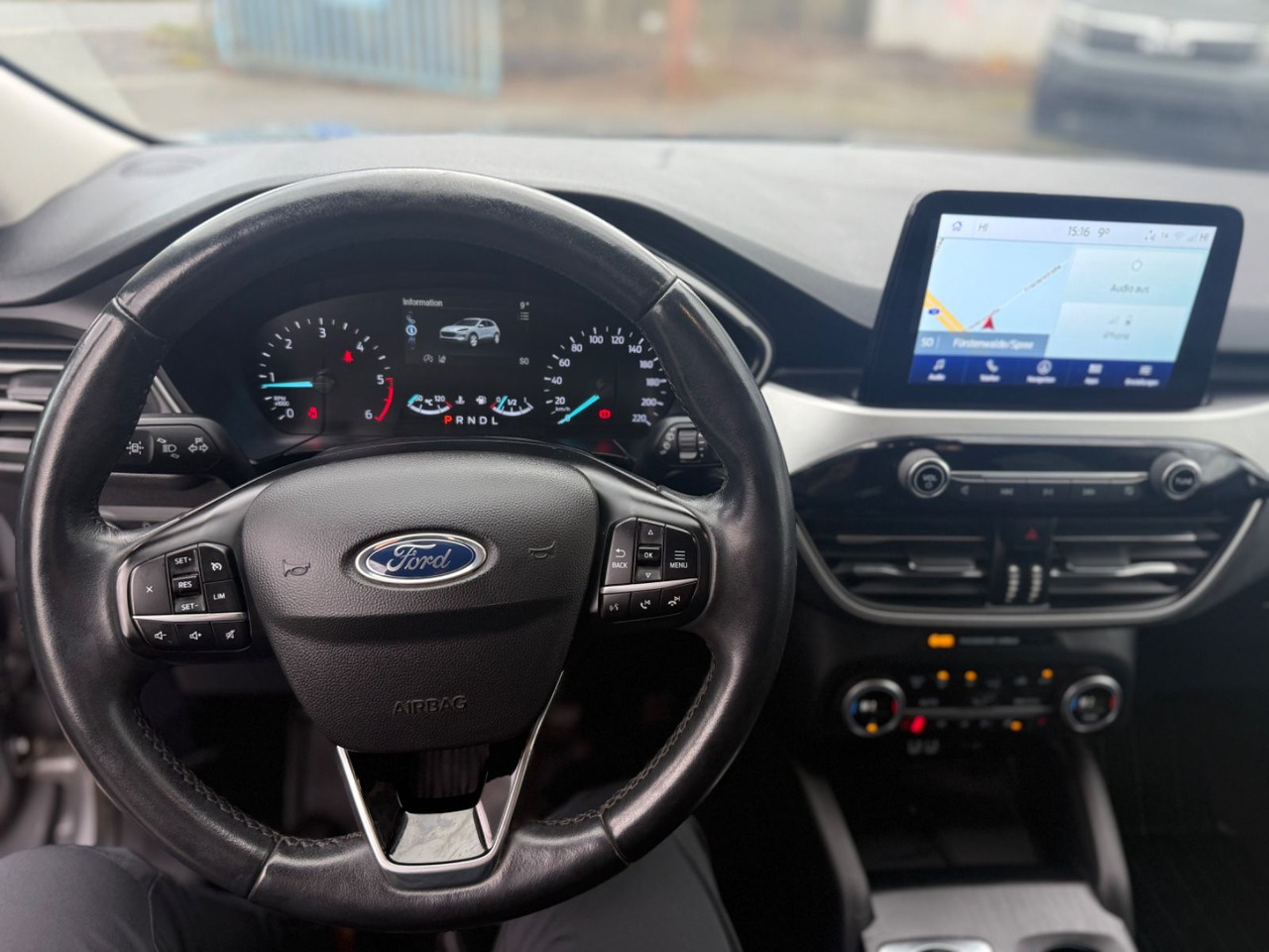 Mobil sedan Ford Kuga Trend: gambar 11