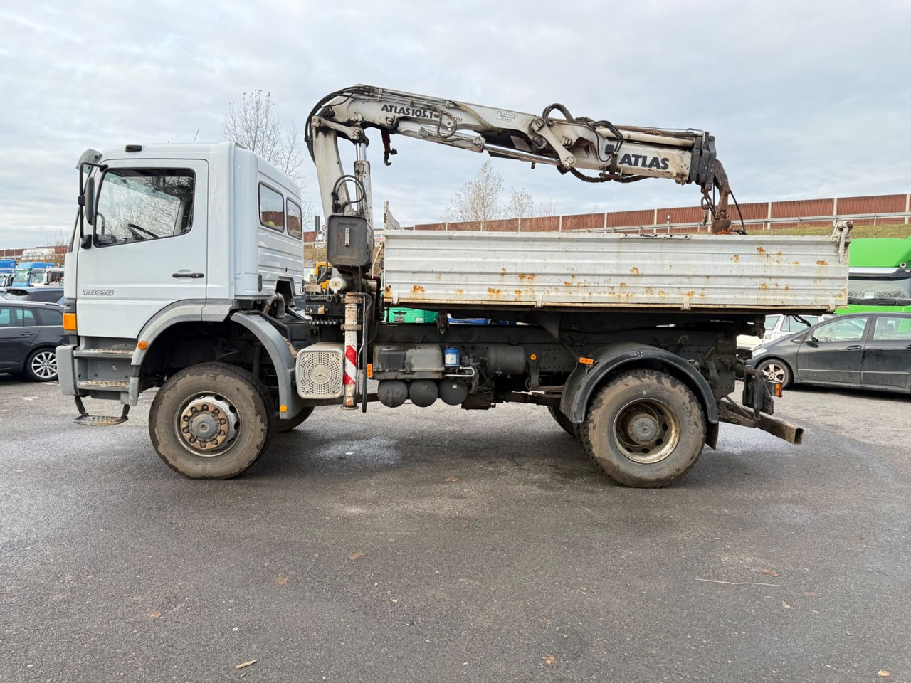 Truk jungkit, Truk derek Mercedes-Benz Atego  1828  4x4 Kipper-Kran Atlas: gambar 6
