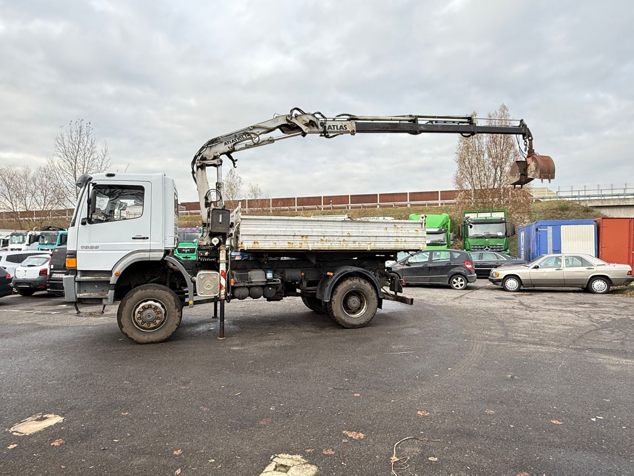Truk jungkit, Truk derek Mercedes-Benz Atego  1828  4x4 Kipper-Kran Atlas: gambar 10