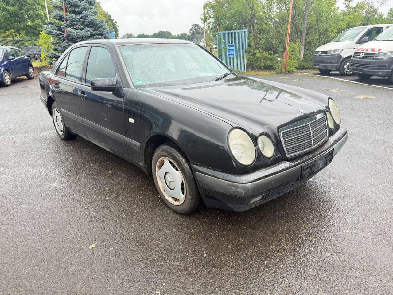 Mercedes-Benz E 200 - Mobil sedan: gambar 1 Mercedes-Benz E 200 - Mobil sedan: gambar 1