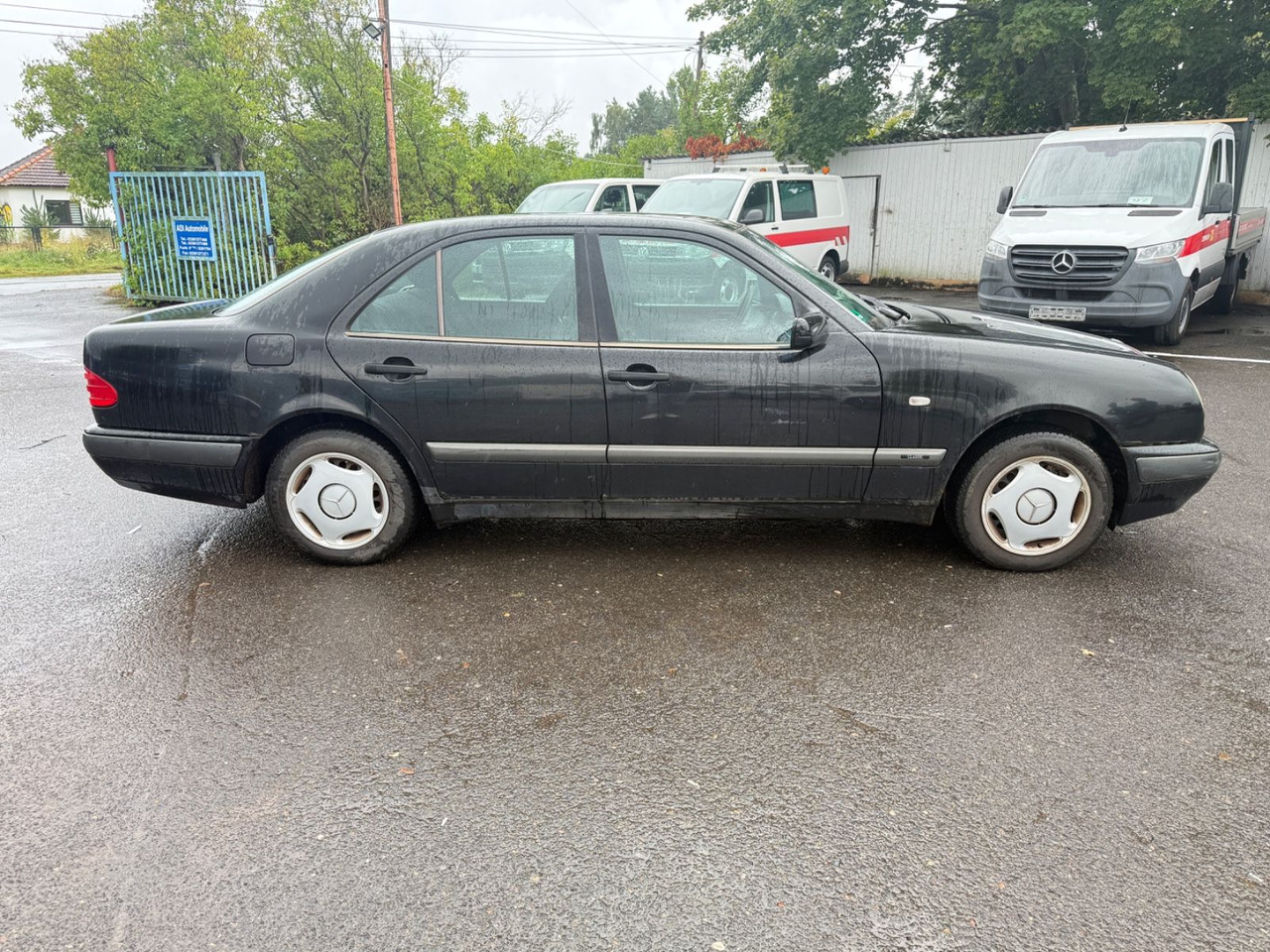 Mercedes-Benz E 200 - Mobil sedan: gambar 5 Mercedes-Benz E 200 - Mobil sedan: gambar 5