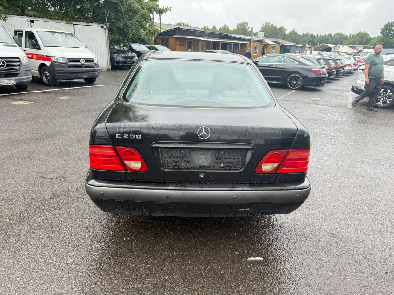 Mercedes-Benz E 200 - Mobil sedan: gambar 4 Mercedes-Benz E 200 - Mobil sedan: gambar 4