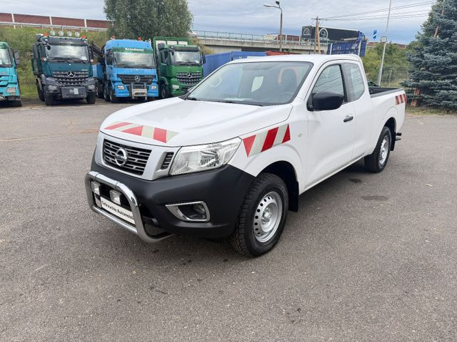 Nissan Navara NP300 Visia King Cab 4x4 - Mobil SUV: gambar 3 Nissan Navara NP300 Visia King Cab 4x4 - Mobil SUV: gambar 3