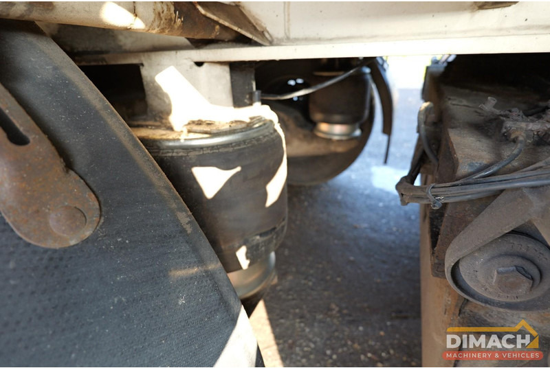 M.C. Machines MCM Cementdekvloeren oplegger 2 assen gestuurd - afstandbediening chape cement mortel screed mortart estrich concrete floors - Trailer: gambar 4 M.C. Machines MCM Cementdekvloeren oplegger 2 assen gestuurd - afstandbediening chape cement mortel screed mortart estrich concrete floors - Trailer: gambar 4