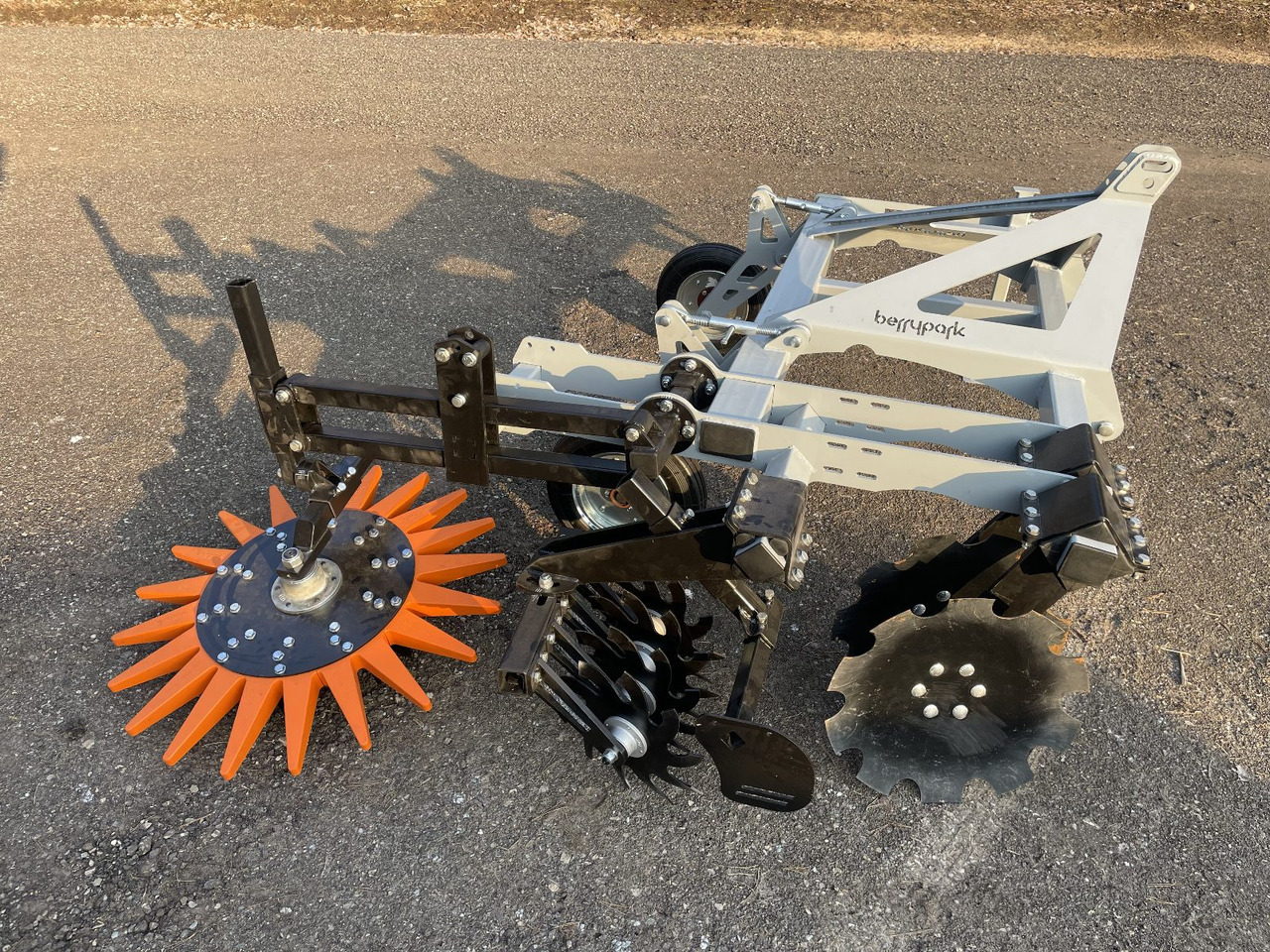 Berrypark Roll- und Fingerhacke / Orchard Weeder / Sarcleuse arboricole / Pielnik sadowniczy - Petani: gambar 2 Berrypark Roll- und Fingerhacke / Orchard Weeder / Sarcleuse arboricole / Pielnik sadowniczy - Petani: gambar 2