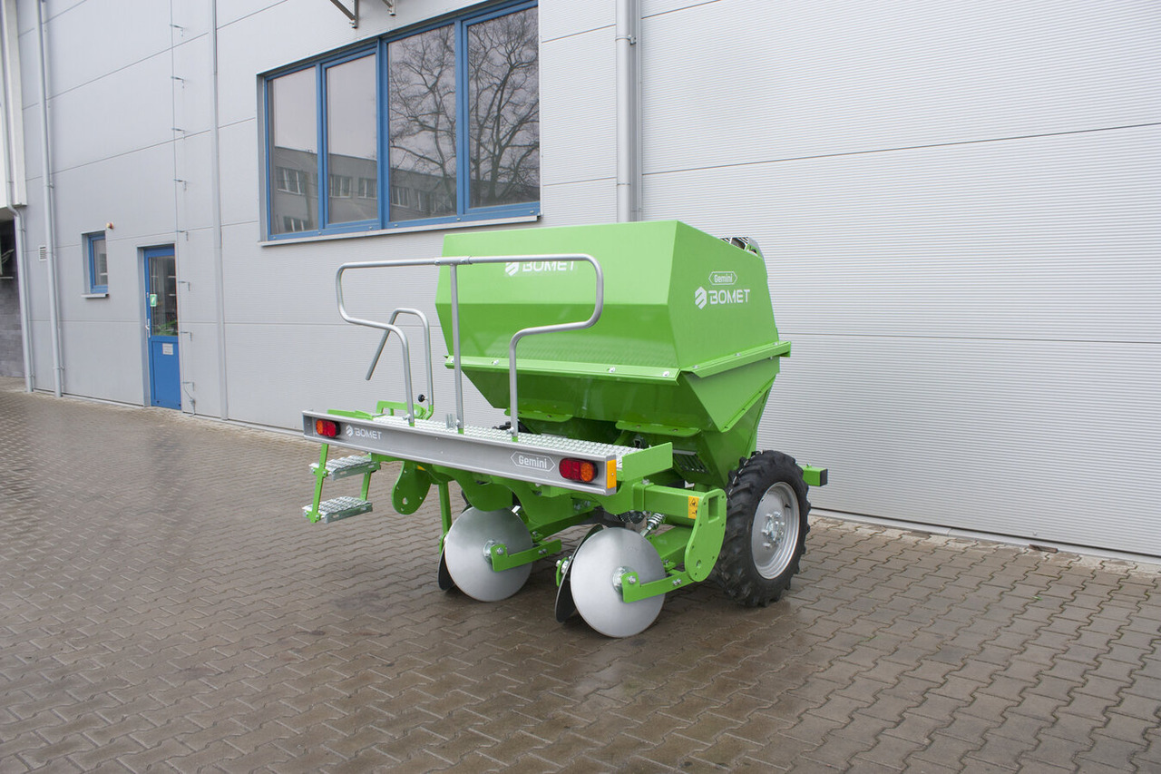 Bomet Kartoffelpflanzmaschine / Potato planter / Planteuse de pomme de terre / Piantapatate / Sadzarka ziemniaków - Mesin penanam kentang: gambar 2 Bomet Kartoffelpflanzmaschine / Potato planter / Planteuse de pomme de terre / Piantapatate / Sadzarka ziemniaków - Mesin penanam kentang: gambar 2