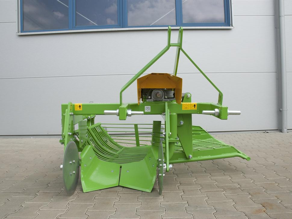 Bomet Siebkettenroder / Potato digger / Arracheuse de pomme de terre / Scavapatate / Однорядная картофельная копалка / Kopaczka do ziemniaków Ursa Z655 - Mesin pemanen kentang: gambar 1 Bomet Siebkettenroder / Potato digger / Arracheuse de pomme de terre / Scavapatate / Однорядная картофельная копалка / Kopaczka do ziemniaków Ursa Z655 - Mesin pemanen kentang: gambar 1