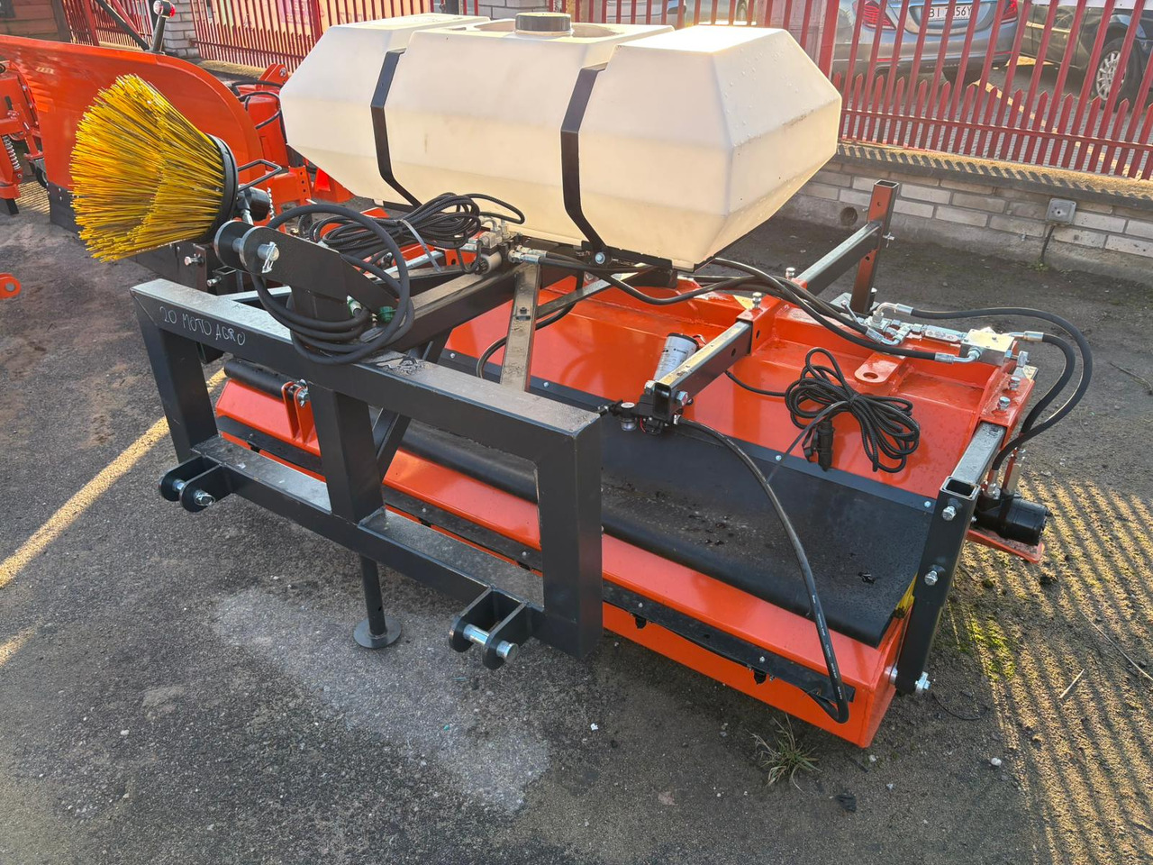 METAL-TECHNIK Kehrmaschine / Sweeper / Balayeuse / Spazzolatrice / Подметательно-уборочная машина / Zamiatarka 2 m - Sapu untuk Pemuat depan untuk traktor: gambar 5 METAL-TECHNIK Kehrmaschine / Sweeper / Balayeuse / Spazzolatrice / Подметательно-уборочная машина / Zamiatarka 2 m - Sapu untuk Pemuat depan untuk traktor: gambar 5