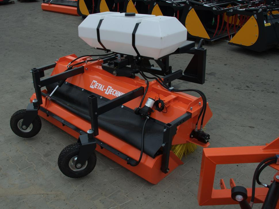 METAL-TECHNIK Kehrmaschine / Sweeper / Balayeuse / Spazzolatrice / Подметательно-уборочная машина / Zamiatarka 2 m - Sapu untuk Pemuat depan untuk traktor: gambar 4 METAL-TECHNIK Kehrmaschine / Sweeper / Balayeuse / Spazzolatrice / Подметательно-уборочная машина / Zamiatarka 2 m - Sapu untuk Pemuat depan untuk traktor: gambar 4