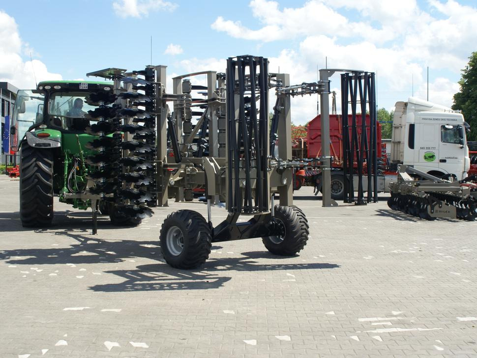 ROLEX Hydraulische Scheibenegge / Hydraulic discs harrow / Dechaumeur à disques / Erpice a dischi / Гидравлическая дисковая борона / Brona talerzowa hydraulicznie składana ciężka 4 m - Garu cakram: gambar 4 ROLEX Hydraulische Scheibenegge / Hydraulic discs harrow / Dechaumeur à disques / Erpice a dischi / Гидравлическая дисковая борона / Brona talerzowa hydraulicznie składana ciężka 4 m - Garu cakram: gambar 4