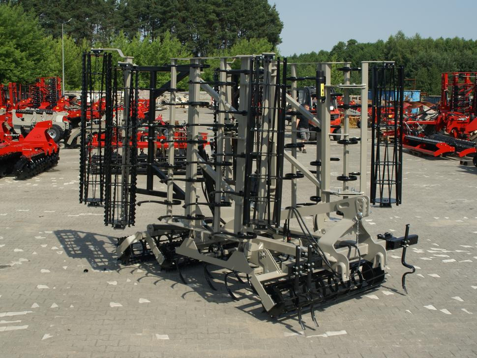 ROLEX Saatbettkombination / Hydraulically cultivator / Vibroculteur / Aggregato di coltivazione / Почвообрабатывающий гидравлический складывающийся агрегат / Agregat uprawowy hydraulicznie składany - Petani: gambar 1 ROLEX Saatbettkombination / Hydraulically cultivator / Vibroculteur / Aggregato di coltivazione / Почвообрабатывающий гидравлический складывающийся агрегат / Agregat uprawowy hydraulicznie składany - Petani: gambar 1
