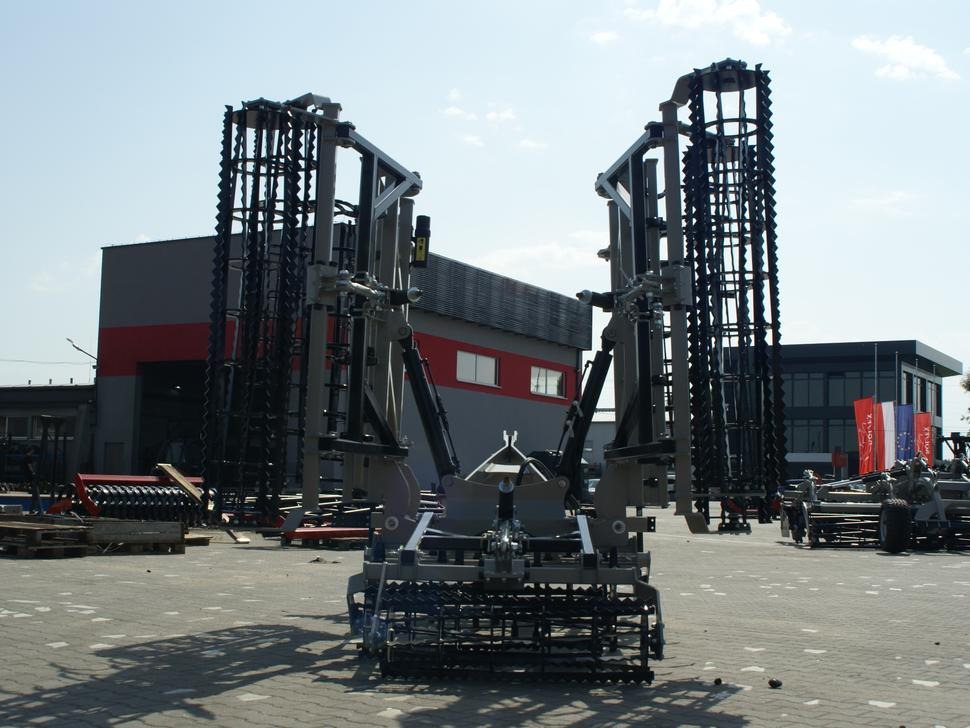 ROLEX Saatbettkombination / Hydraulically cultivator / Vibroculteur / Aggregato di coltivazione / Почвообрабатывающий гидравлический складывающийся агрегат / Agregat uprawowy hydraulicznie składany - Petani: gambar 3 ROLEX Saatbettkombination / Hydraulically cultivator / Vibroculteur / Aggregato di coltivazione / Почвообрабатывающий гидравлический складывающийся агрегат / Agregat uprawowy hydraulicznie składany - Petani: gambar 3