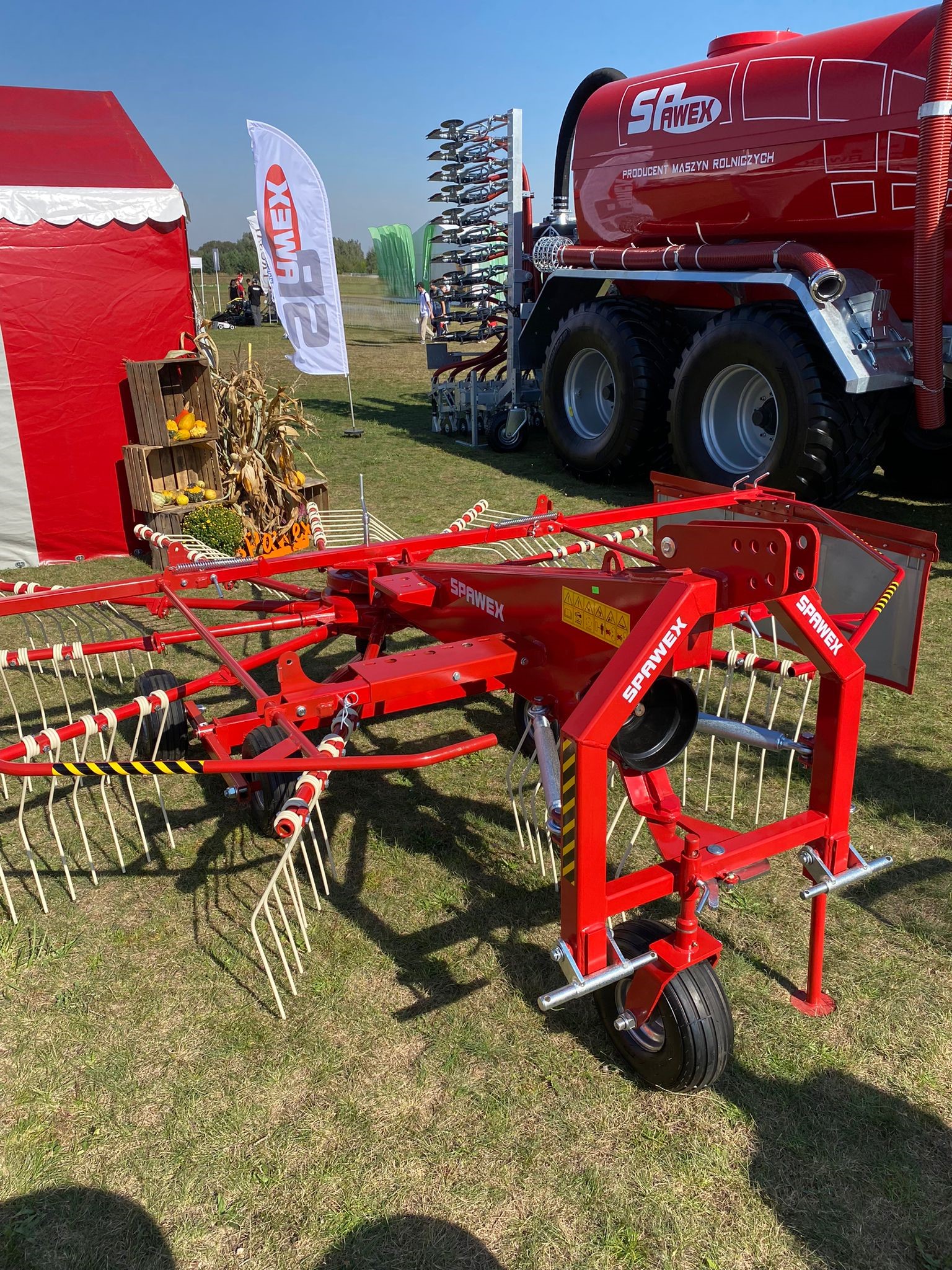 Spawex Kreiselschwader / Rake / Andaineur / Rastrillo / Rastrello / Zgrabiarka 4,5 m - Tedder/ Menyapu: gambar 2 Spawex Kreiselschwader / Rake / Andaineur / Rastrillo / Rastrello / Zgrabiarka 4,5 m - Tedder/ Menyapu: gambar 2