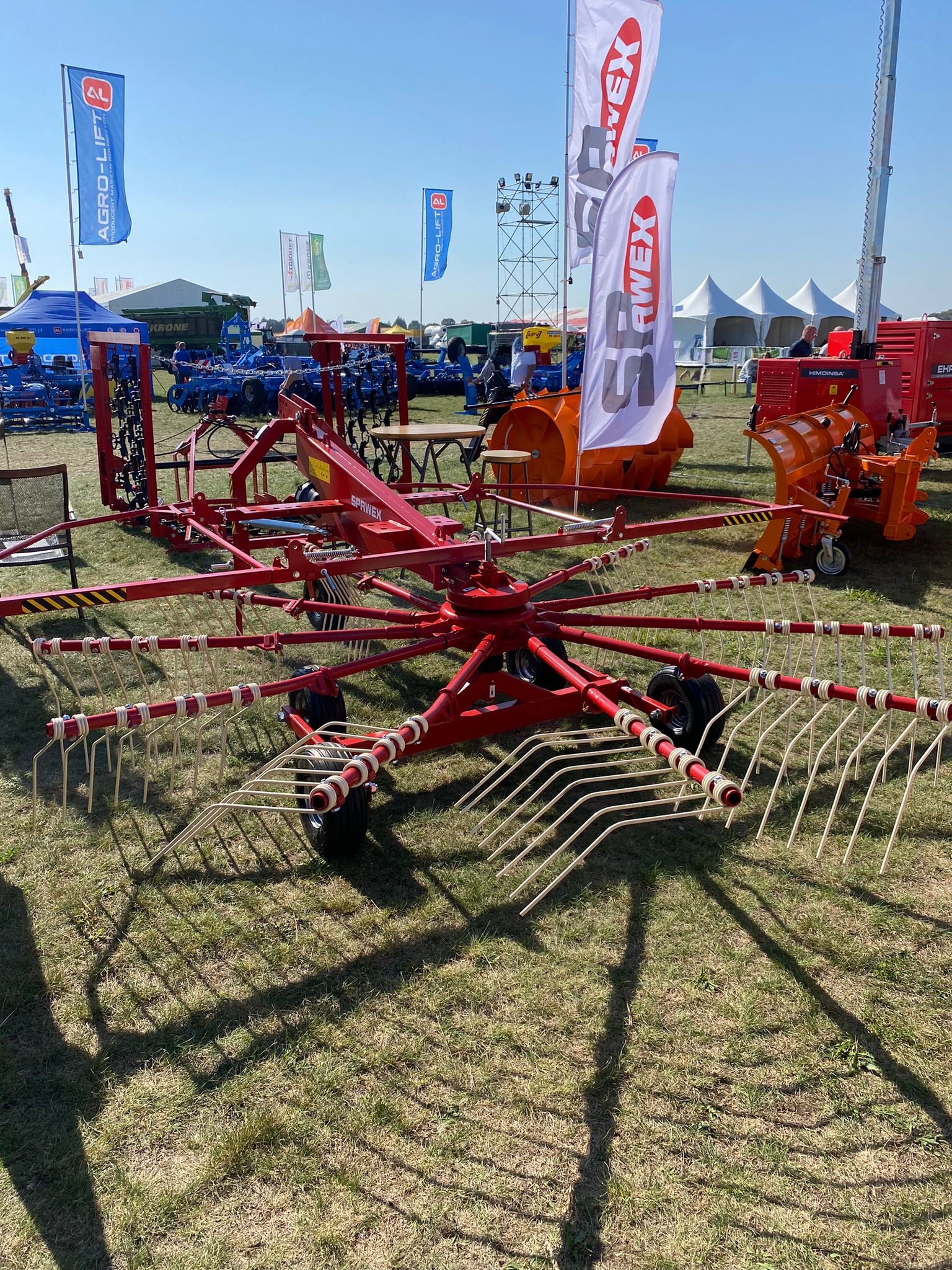 Spawex Kreiselschwader / Rake / Andaineur / Rastrillo / Rastrello / Zgrabiarka 4,5 m - Tedder/ Menyapu: gambar 1 Spawex Kreiselschwader / Rake / Andaineur / Rastrillo / Rastrello / Zgrabiarka 4,5 m - Tedder/ Menyapu: gambar 1
