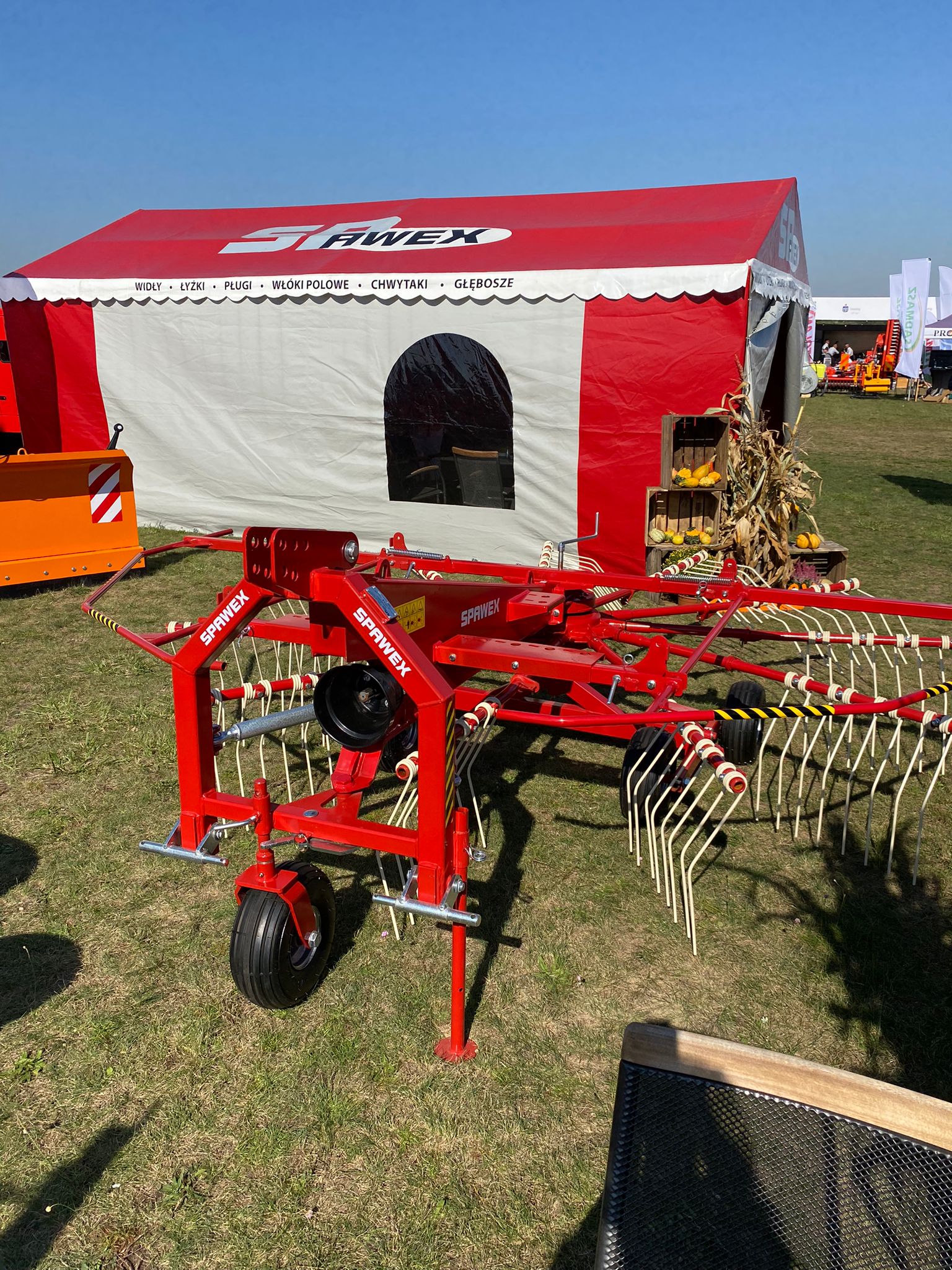Spawex Kreiselschwader / Rake / Andaineur / Rastrillo / Rastrello / Zgrabiarka 4,5 m - Tedder/ Menyapu: gambar 3 Spawex Kreiselschwader / Rake / Andaineur / Rastrillo / Rastrello / Zgrabiarka 4,5 m - Tedder/ Menyapu: gambar 3