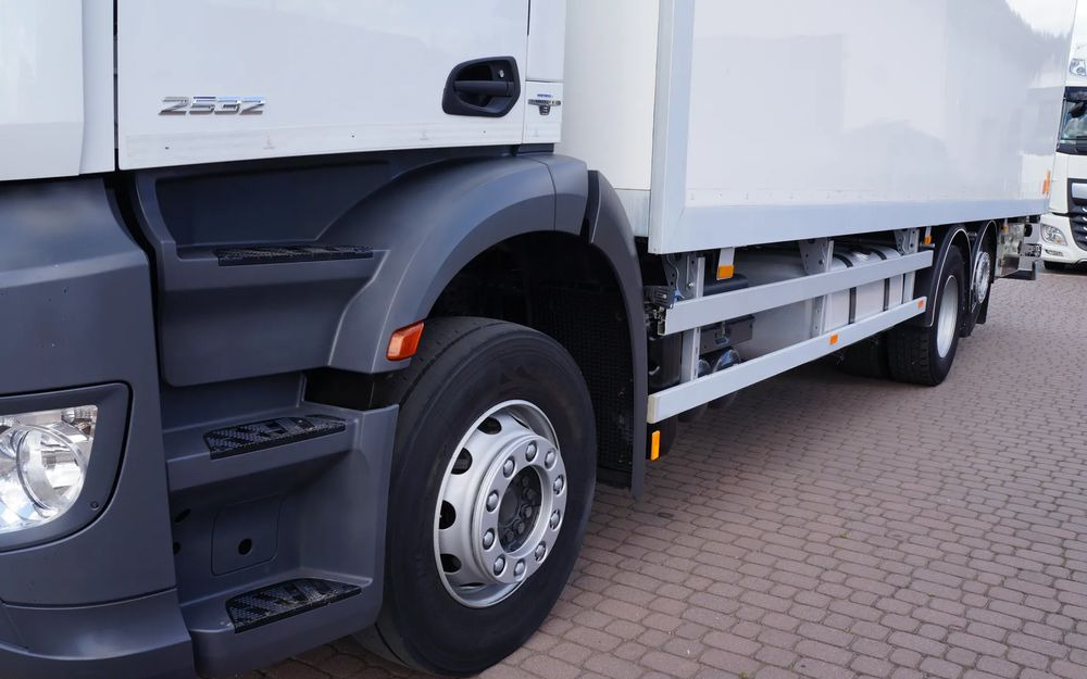 Mercedes-Benz ANTOS 2632 6x2 EURO 6 KONTENER 21 PALET ŁAD. 15.000 KG WINDA WEBASTO - Truk box: gambar 5 Mercedes-Benz ANTOS 2632 6x2 EURO 6 KONTENER 21 PALET ŁAD. 15.000 KG WINDA WEBASTO - Truk box: gambar 5