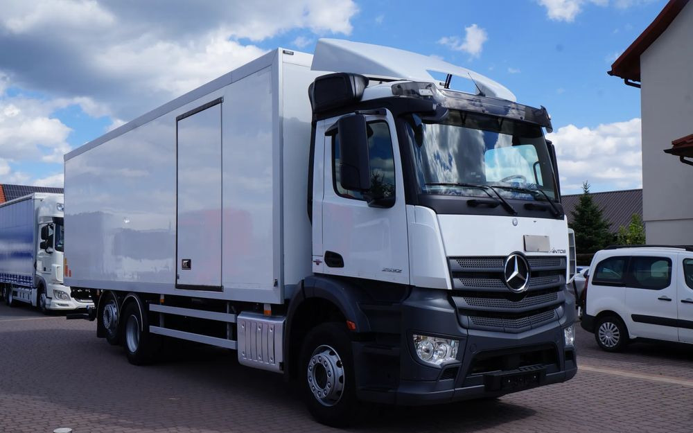 Mercedes-Benz ANTOS 2632 6x2 EURO 6 KONTENER 21 PALET ŁAD. 15.000 KG WINDA WEBASTO - Truk box: gambar 3 Mercedes-Benz ANTOS 2632 6x2 EURO 6 KONTENER 21 PALET ŁAD. 15.000 KG WINDA WEBASTO - Truk box: gambar 3