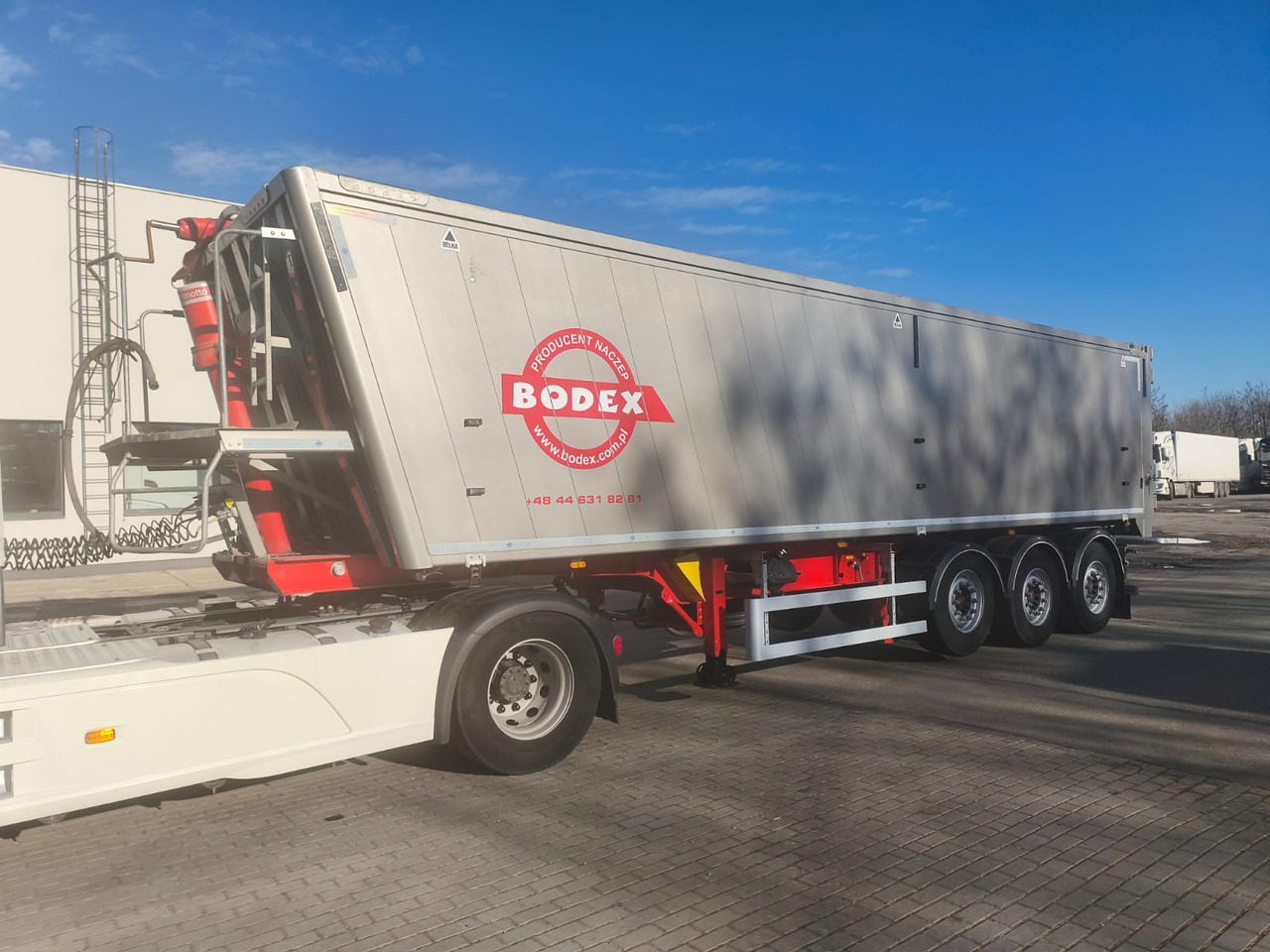 BODEX KIS3B KIS3WA - Semi-trailer jungkit: gambar 2 BODEX KIS3B KIS3WA - Semi-trailer jungkit: gambar 2