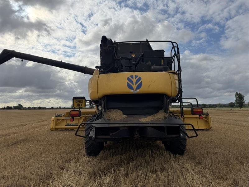 New Holland CR9090 Rotary Combine **Video Below** - Lampiran pemanen: gambar 4 New Holland CR9090 Rotary Combine **Video Below** - Lampiran pemanen: gambar 4