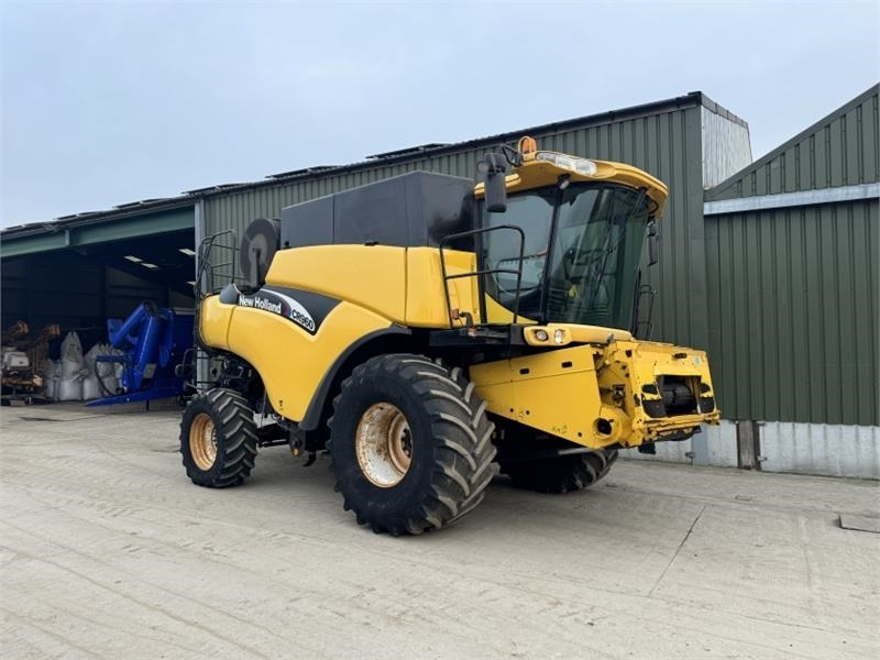 New Holland CR960 c/w 24ft Header **Video Below**  - Lampiran pemanen: gambar 1 New Holland CR960 c/w 24ft Header **Video Below**  - Lampiran pemanen: gambar 1
