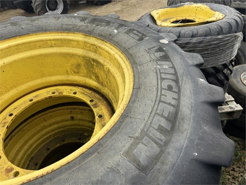 John Deere 8000 R Series 600 and 710 Wheels and Tyre's - Peralatan pertanian: gambar 5 John Deere 8000 R Series 600 and 710 Wheels and Tyre's - Peralatan pertanian: gambar 5