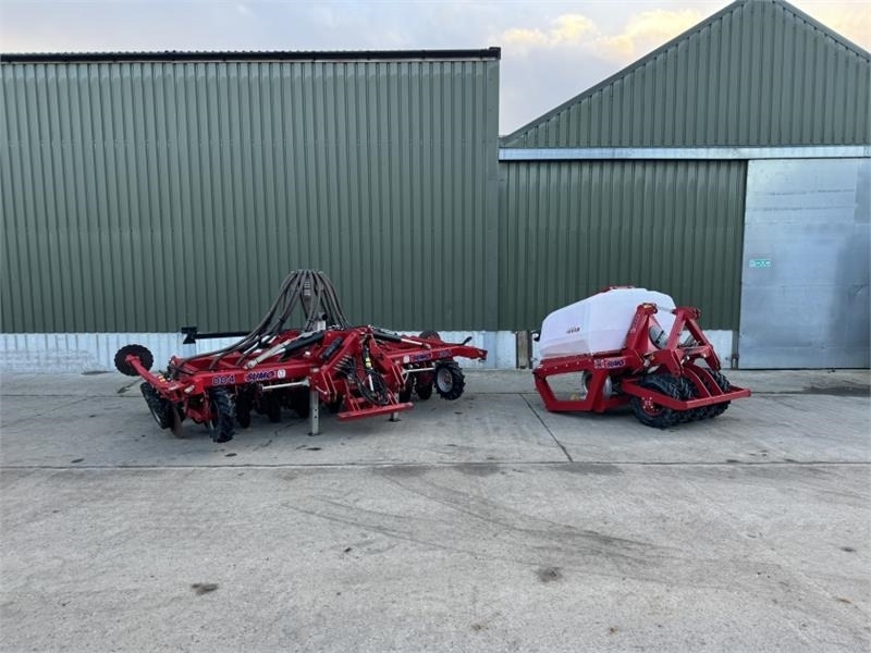 Sumo DD4 Seed Drill c/w Front Tank - Menggabungkan bor benih: gambar 1 Sumo DD4 Seed Drill c/w Front Tank - Menggabungkan bor benih: gambar 1