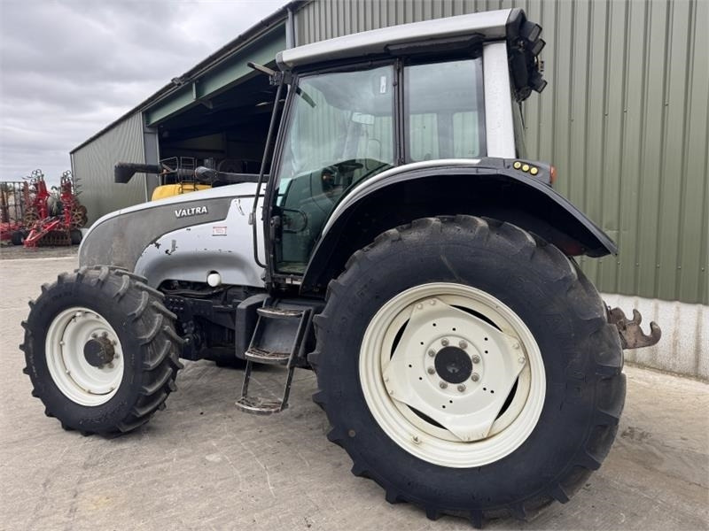 Valtra T 121 - Traktor: gambar 2 Valtra T 121 - Traktor: gambar 2