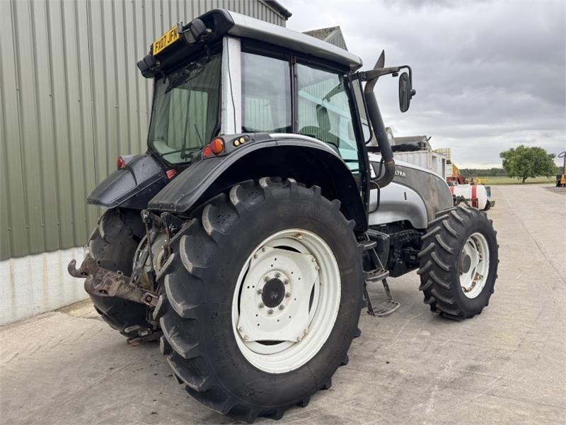 Valtra T 121 - Traktor: gambar 4 Valtra T 121 - Traktor: gambar 4