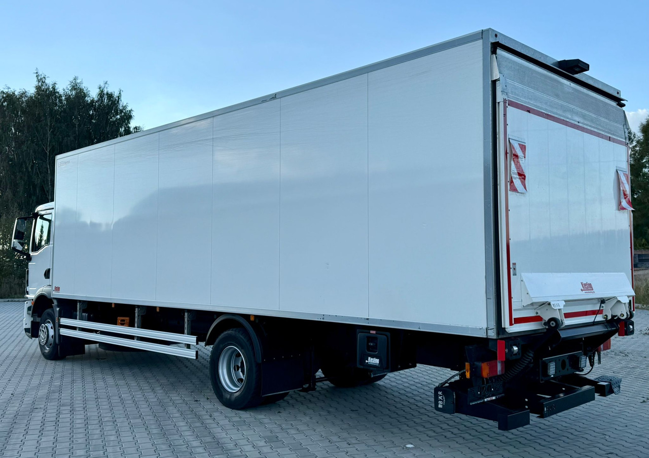 MAN TGM 15.290 / CHŁODNIA / WINDA / 8.3 M DŁUGOŚCI / 20 EUROPALET / THERMO KING / +30/-30 / AUTOMAT / 2021 ROK / SERWISOWANY - Truk berpendingin: gambar 4 MAN TGM 15.290 / CHŁODNIA / WINDA / 8.3 M DŁUGOŚCI / 20 EUROPALET / THERMO KING / +30/-30 / AUTOMAT / 2021 ROK / SERWISOWANY - Truk berpendingin: gambar 4