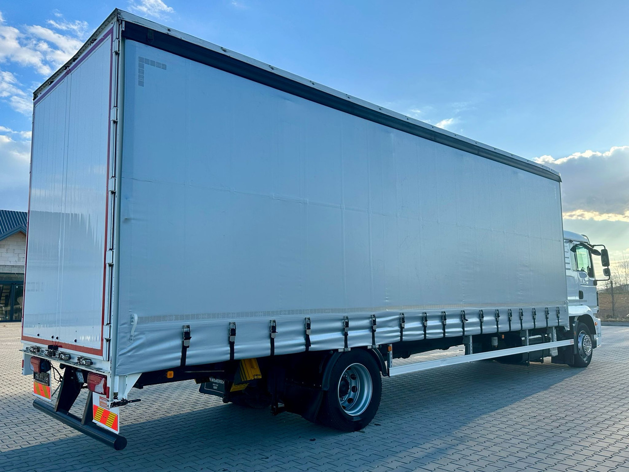 MAN TGM 18.290 / FIRANKA / WINDA / 22 EUROPALETY / AUTOMAT / SYPIALKA / 9 059 KG ŁADOWNOŚCI / NISKI PRZEBIEG / ZSUWANY DACH / EURO 6 - Truk dengan terpal samping: gambar 5 MAN TGM 18.290 / FIRANKA / WINDA / 22 EUROPALETY / AUTOMAT / SYPIALKA / 9 059 KG ŁADOWNOŚCI / NISKI PRZEBIEG / ZSUWANY DACH / EURO 6 - Truk dengan terpal samping: gambar 5