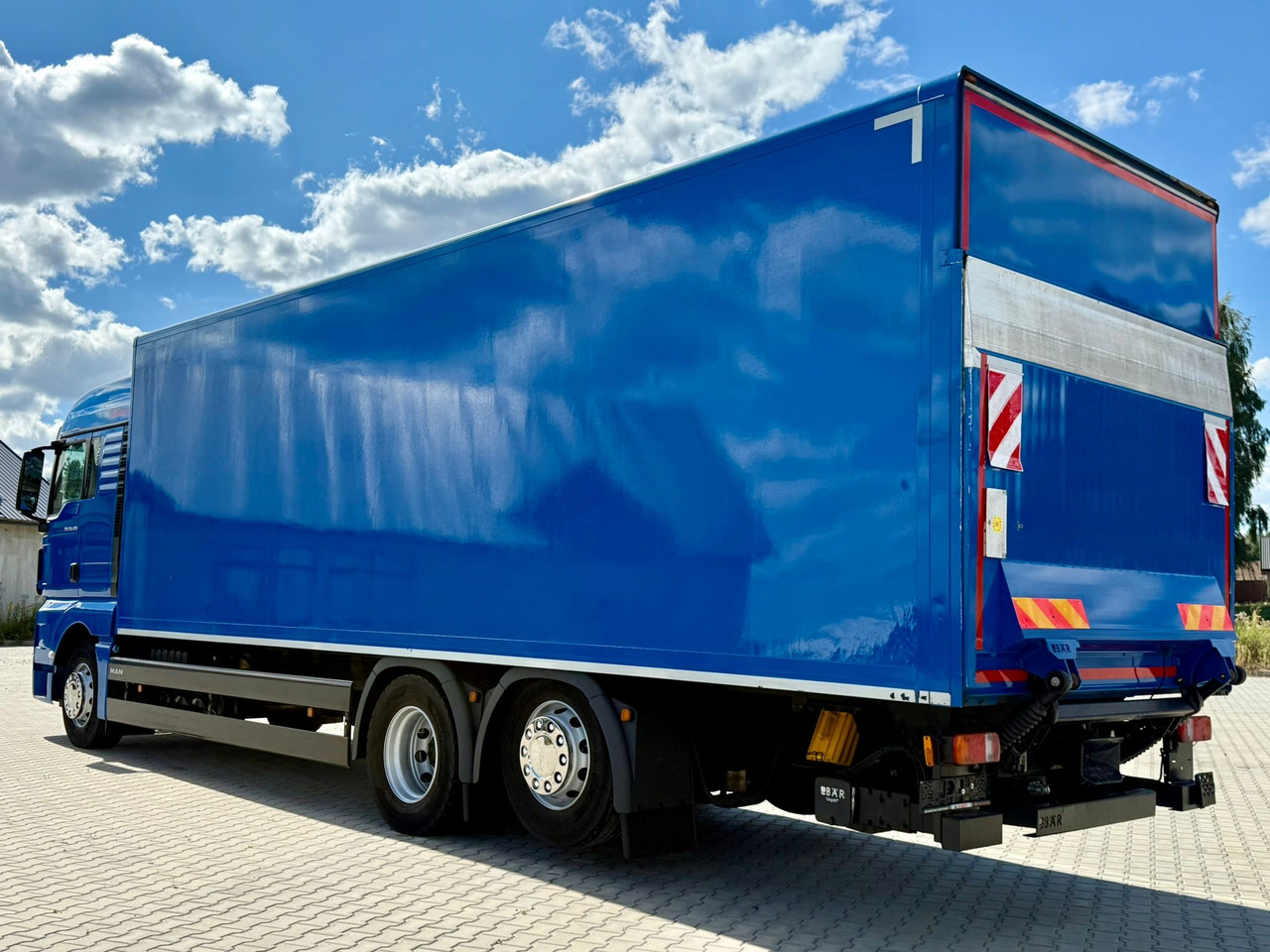 MAN TGX 26.420 / KONTENER / WINDA / 8.5 M DŁUGOŚCI / 21 EUROPALET / 6x2 / 3 OŚ PODNOSZONA I SKRĘTNA / ŁADOWNOŚĆ 14 415 KG / 2018 ROK / Z NIEMIEC - Truk box: gambar 5 MAN TGX 26.420 / KONTENER / WINDA / 8.5 M DŁUGOŚCI / 21 EUROPALET / 6x2 / 3 OŚ PODNOSZONA I SKRĘTNA / ŁADOWNOŚĆ 14 415 KG / 2018 ROK / Z NIEMIEC - Truk box: gambar 5