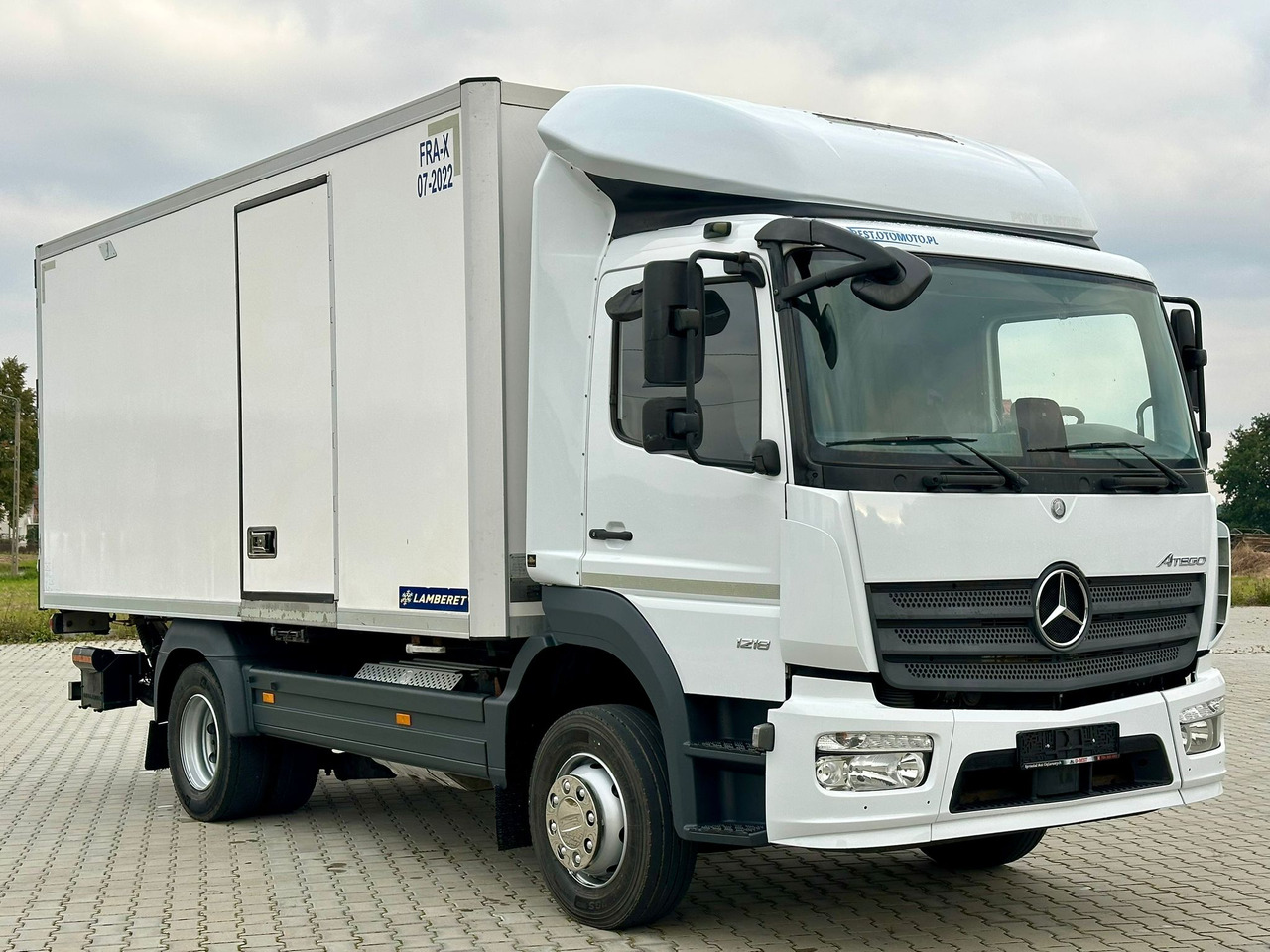 MERCEDES-BENZ ATEGO 1218 / CHŁODNIA / WINDA / 12 PALET / 5.10 M DŁUGOŚCI / AUTOMAT / LAMBERET / 5090 KG ŁADOWNOŚCI - Truk berpendingin: gambar 1 MERCEDES-BENZ ATEGO 1218 / CHŁODNIA / WINDA / 12 PALET / 5.10 M DŁUGOŚCI / AUTOMAT / LAMBERET / 5090 KG ŁADOWNOŚCI - Truk berpendingin: gambar 1