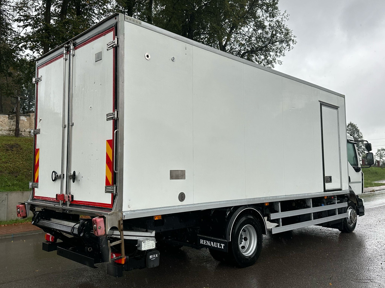 RENAULT D 14 / 240 / CHŁODNIA / WINDA / 16 EUROPALET / 6.7 M DŁUGOŚCI / BI-TEMPERATURA / CARRIER SUPRA 850 - Truk berpendingin: gambar 3 RENAULT D 14 / 240 / CHŁODNIA / WINDA / 16 EUROPALET / 6.7 M DŁUGOŚCI / BI-TEMPERATURA / CARRIER SUPRA 850 - Truk berpendingin: gambar 3