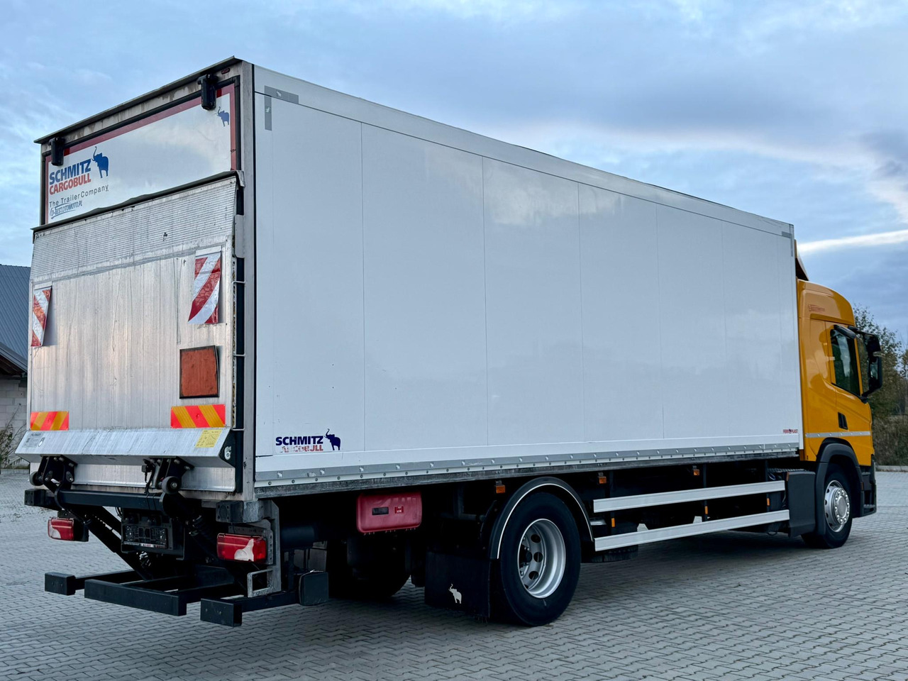 SCANIA P220 / IZOTERMA / WINDA / SCHMITZ / 18 PALET / SILNIK 6 / SYPIALKA / 2019 ROK / NISKI PRZEBIEG - Truk isotermal: gambar 4 SCANIA P220 / IZOTERMA / WINDA / SCHMITZ / 18 PALET / SILNIK 6 / SYPIALKA / 2019 ROK / NISKI PRZEBIEG - Truk isotermal: gambar 4