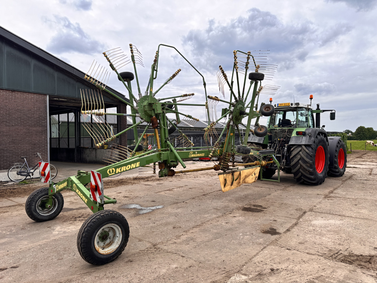 KRONE Swadro 810 - Tedder/ Menyapu: gambar 3 KRONE Swadro 810 - Tedder/ Menyapu: gambar 3