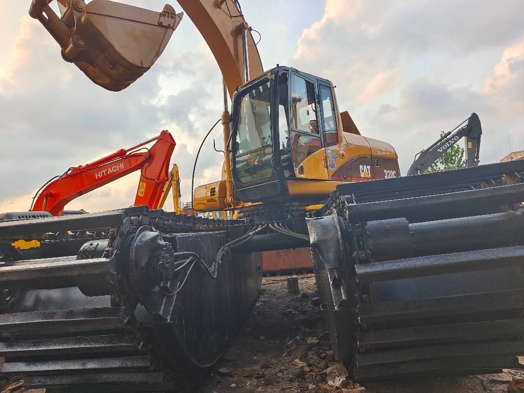 CAT 320 C - Ekskavator amfibi: gambar 1 CAT 320 C - Ekskavator amfibi: gambar 1