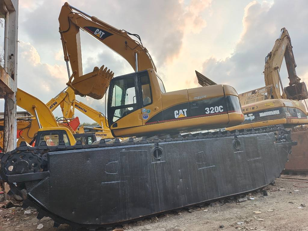 Ekskavator amfibi CAT 320 C: gambar 1