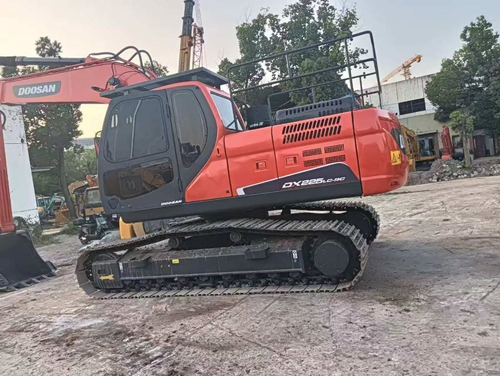 Doosan DX 225 LC-9C - Ekskavator perayap: gambar 3 Doosan DX 225 LC-9C - Ekskavator perayap: gambar 3