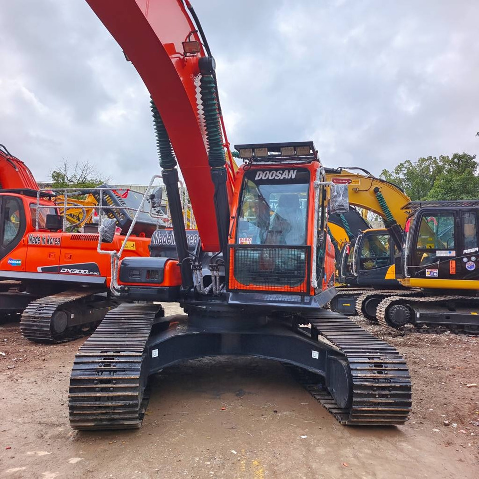 Ekskavator perayap Doosan DX 300 LC: gambar 1