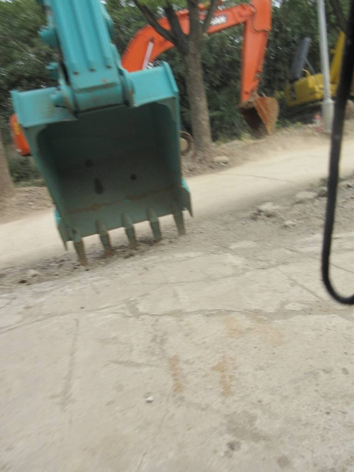 Kobelco kobeloc SK210 - Ekskavator perayap: gambar 5 Kobelco kobeloc SK210 - Ekskavator perayap: gambar 5