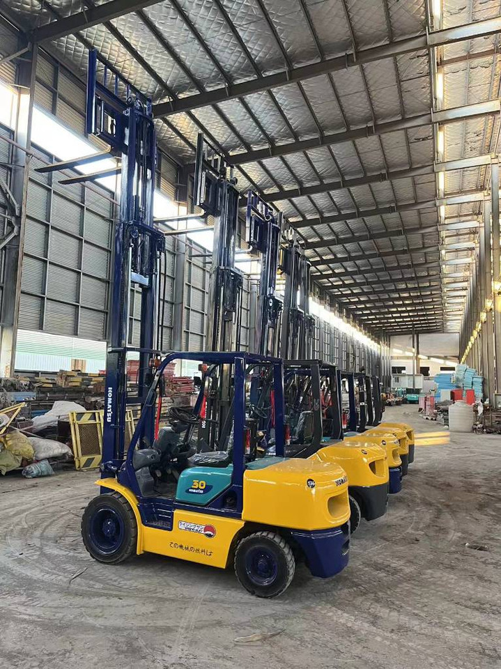 Komatsu FD 30 T-17 - Forklift diesel: gambar 1 Komatsu FD 30 T-17 - Forklift diesel: gambar 1