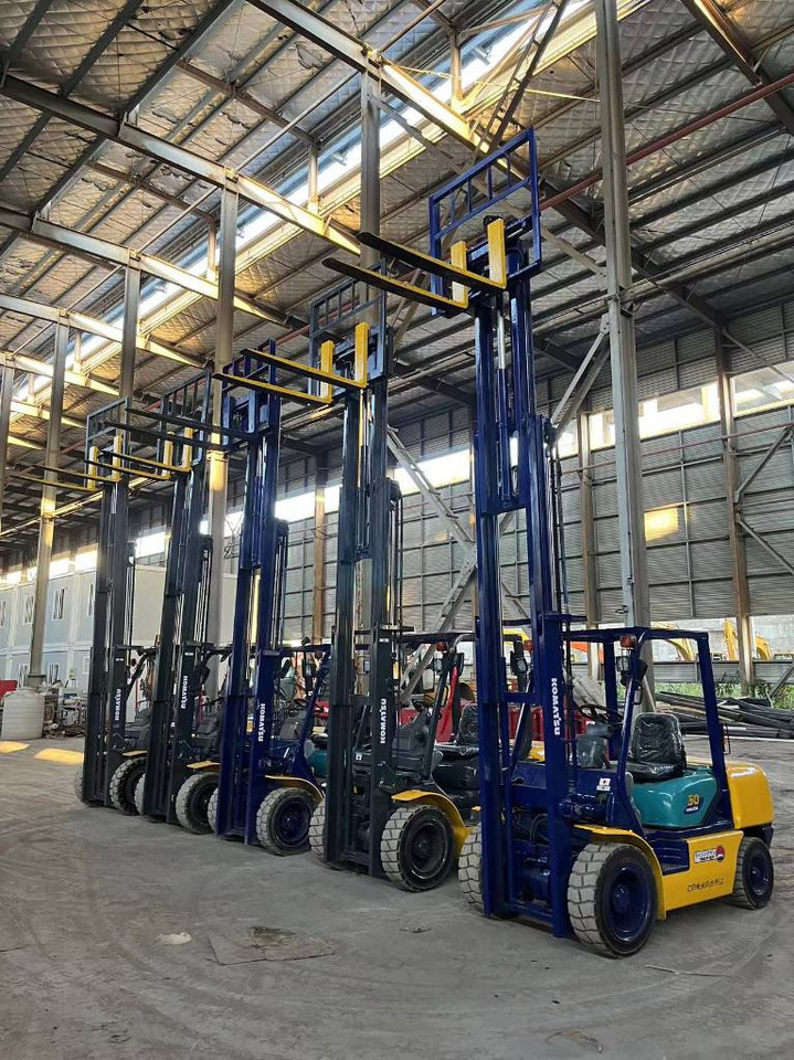 Komatsu FD 30 T-17 - Forklift diesel: gambar 4 Komatsu FD 30 T-17 - Forklift diesel: gambar 4
