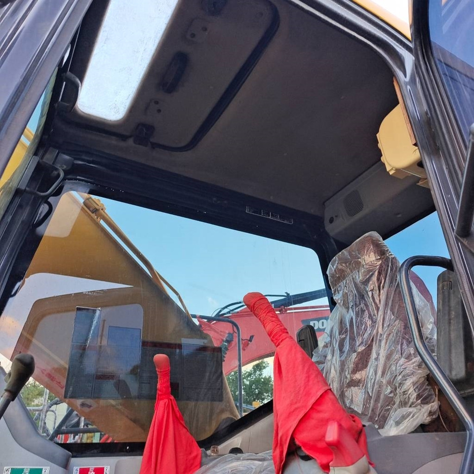 Komatsu PC 220 - Ekskavator perayap: gambar 4 Komatsu PC 220 - Ekskavator perayap: gambar 4