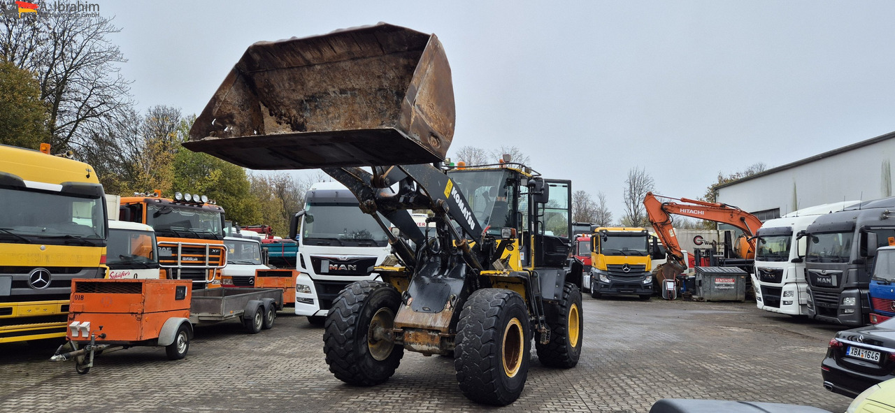 Komatsu WA 250 Zustand technisch ok, optisch 3-4 Unterlagen vorhanden - Wheel loader: gambar 1 Komatsu WA 250 Zustand technisch ok, optisch 3-4 Unterlagen vorhanden - Wheel loader: gambar 1