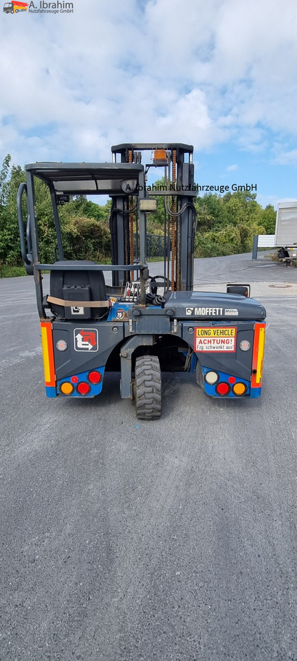 M4-25.3F Moffett Mitnahmestapler - Forklift yang dipasang di truk: gambar 4 M4-25.3F Moffett Mitnahmestapler - Forklift yang dipasang di truk: gambar 4