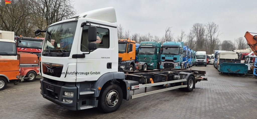 MAN 12.250 LBW 1500 kg Dehollandia - Pengangkut kontainer/ Container truck: gambar 1 MAN 12.250 LBW 1500 kg Dehollandia - Pengangkut kontainer/ Container truck: gambar 1