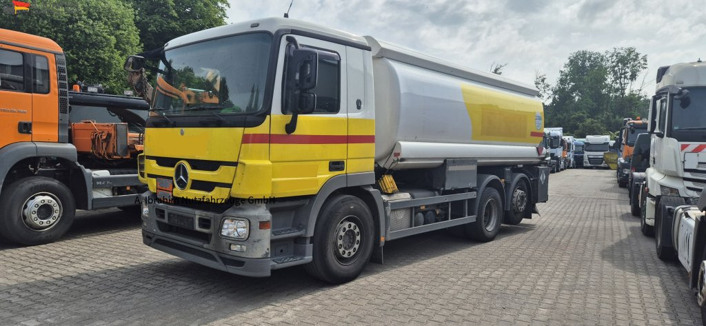 Mercedes-Benz 2536 L 3 Kammer 19500 L Oben Unten Befüllung - Truk tangki: gambar 1 Mercedes-Benz 2536 L 3 Kammer 19500 L Oben Unten Befüllung - Truk tangki: gambar 1
