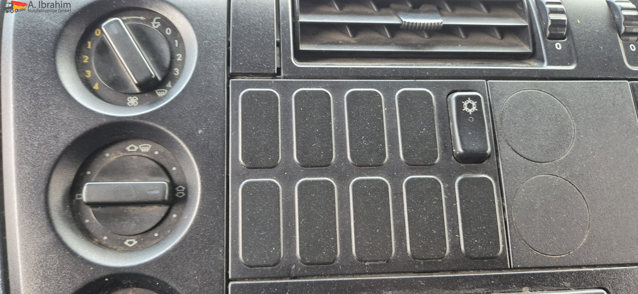 Mercedes-Benz 823 LBW | Radstand 4900 mm | 7.2 m Pritsche Klima | 3 Pedals - Van dengan terpal samping: gambar 2 Mercedes-Benz 823 LBW | Radstand 4900 mm | 7.2 m Pritsche Klima | 3 Pedals - Van dengan terpal samping: gambar 2